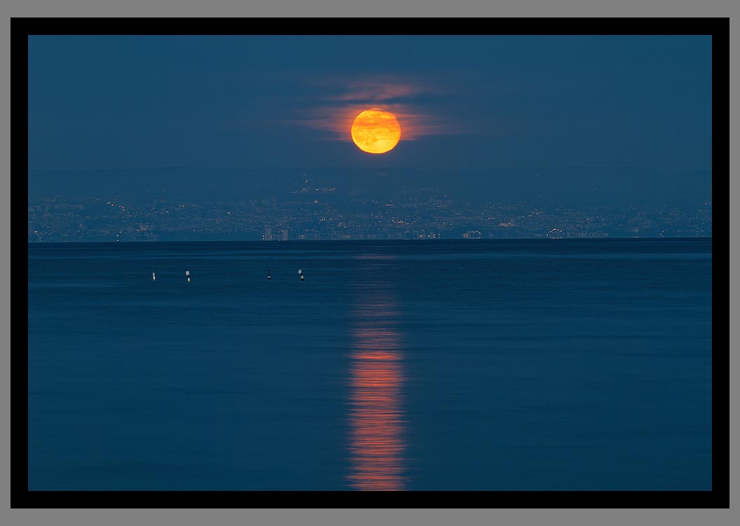 Lever de la pleine lune sur Lausanne - Les plus belles photos du lac Léman par le photographe Christophe Bourreau