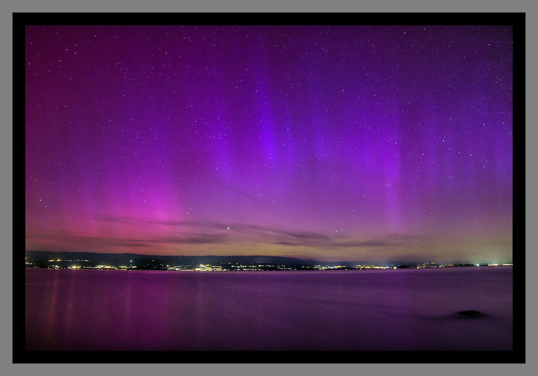 Lac Léman sous les aurores à Thonon les Bains Les plus belles photos du lac Léman sous les aurores boréales 2024 par Christophe Bourreau
