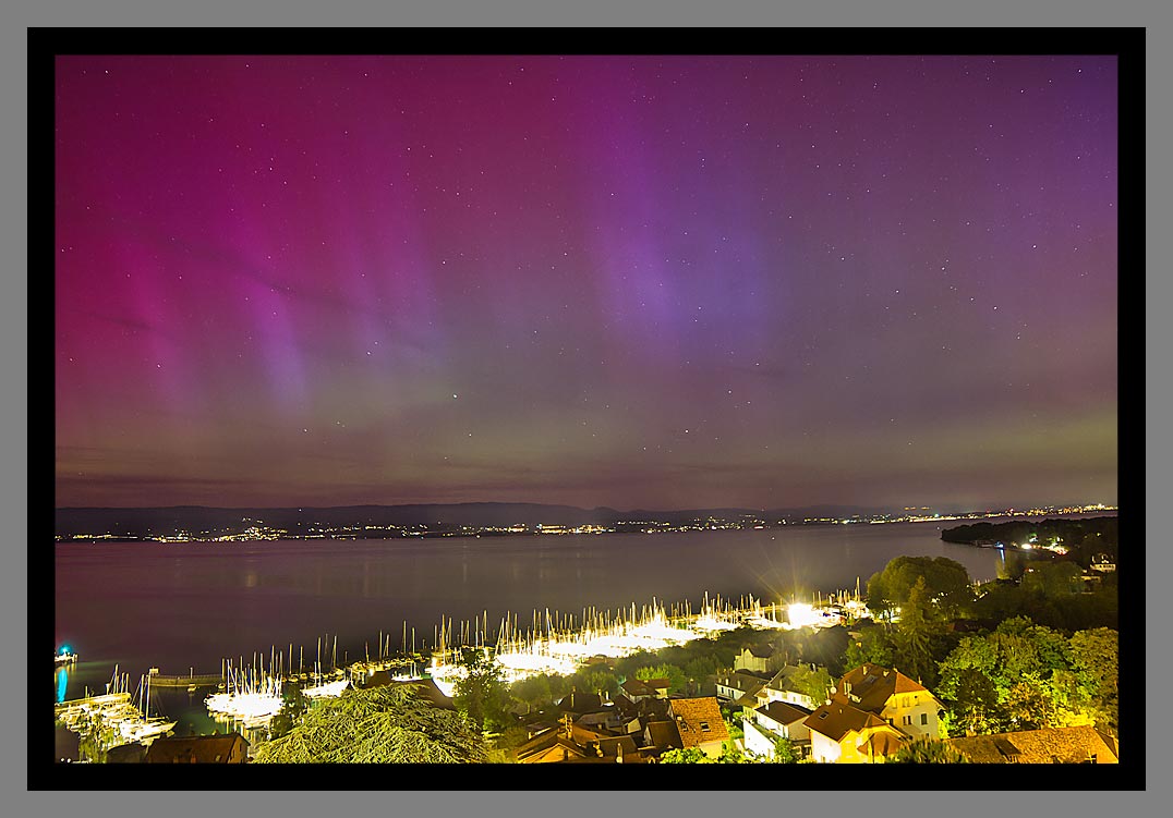 Thonon-les-Bains sous les aurores boréales - Lac Léman