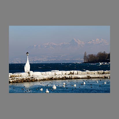 Le village d'Yvoire gelé pendant l'hiver glacial de 2012 - Photo Christophe Bourreau