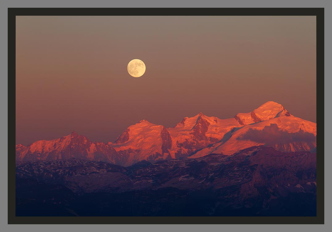 "Full moon II Lever de la pleine lune sur le Mont-Blanc". Les plus belles photos&nbsp; du Mont-blanc par le photographe Christophe Bourreau