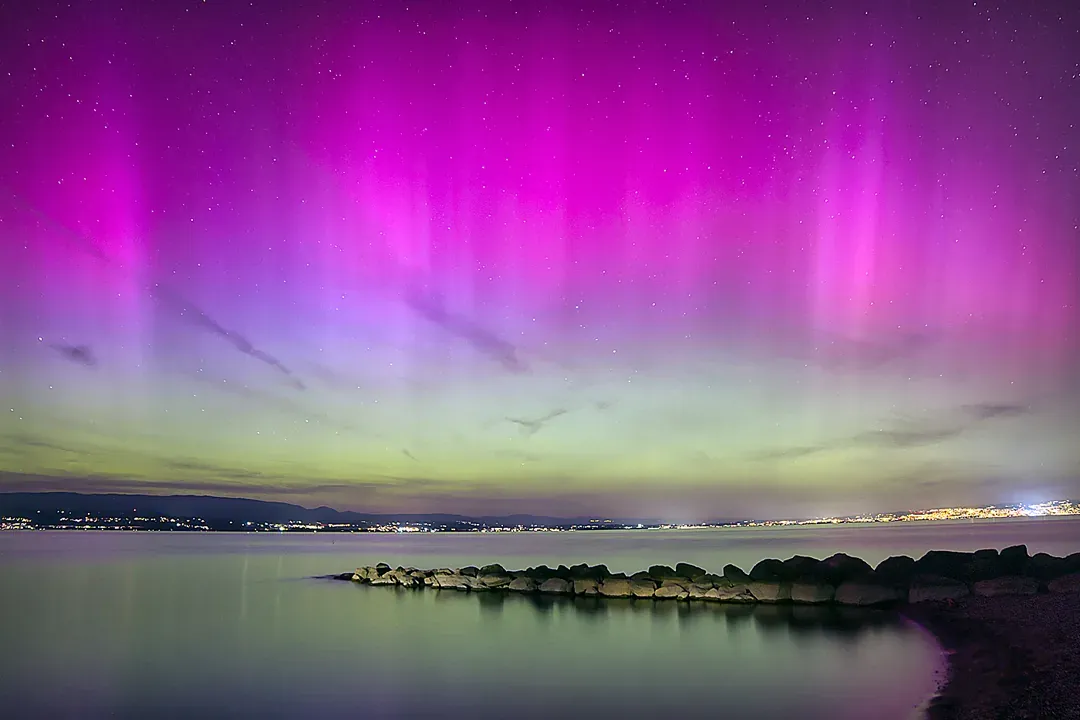Lac Léman sous les aurores polaires - les plus belles photos du photographe Christophe Bourreau