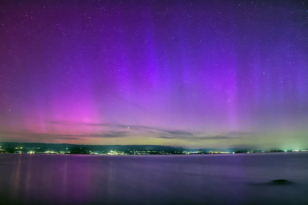 Lac Léman sous les aurores boréales - les plus belles photos du photographe Christophe Bourreau