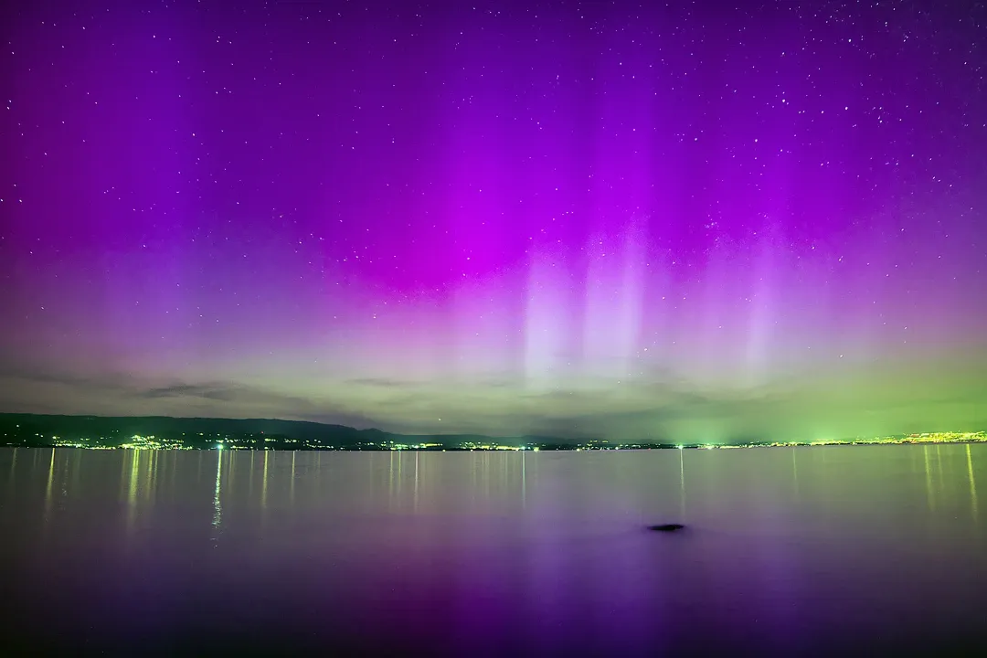 Lac Léman sous les aurores boréales - les plus belles photos du photographe Christophe Bourreau