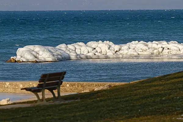 Lac Léman gelé - vague de froid 2012 - les plus belles photos du photographe Christophe Bourreau