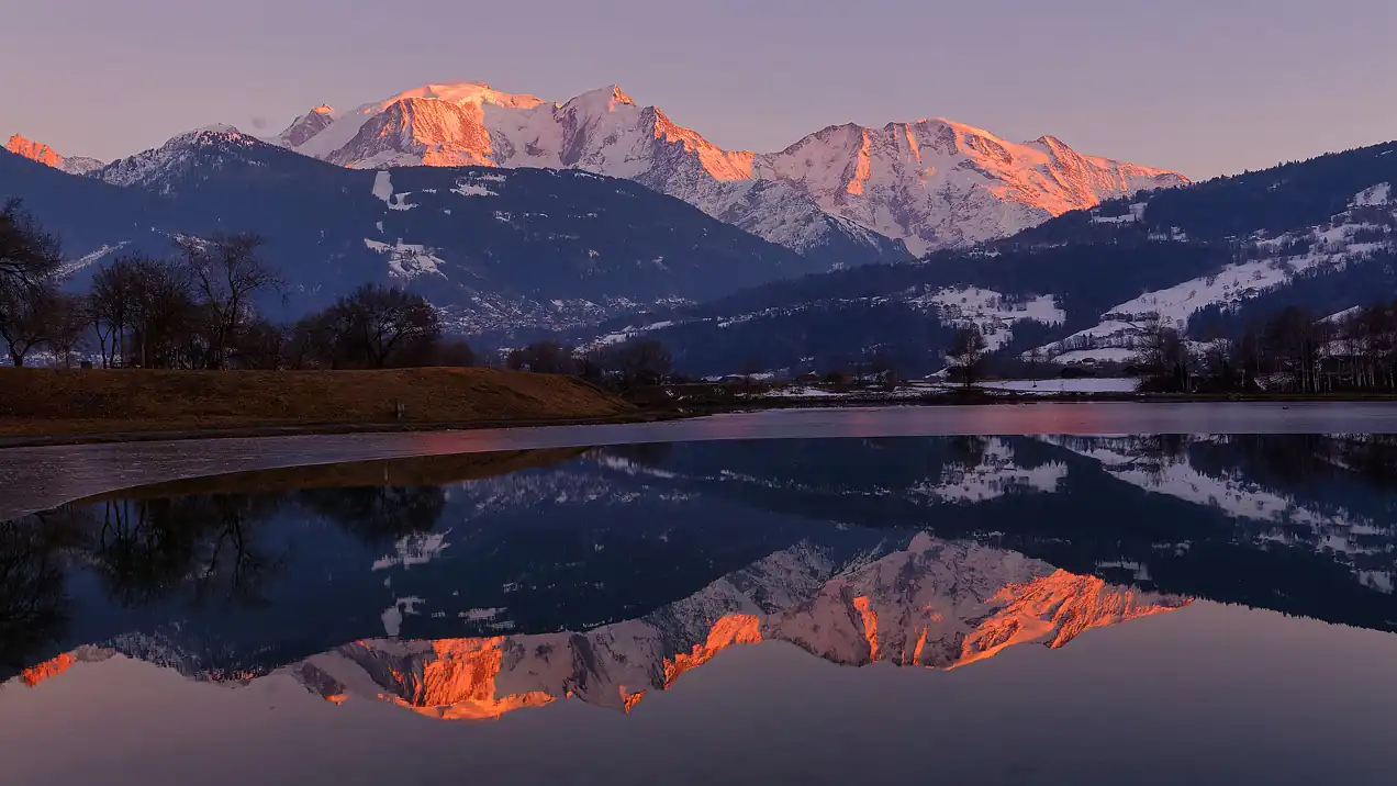 Les incroyables reflets du Mont-Blanc au lac de Passy