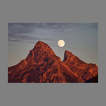 Lever de lune sur la Dent d'Oche - Photo Christophe Bourreau