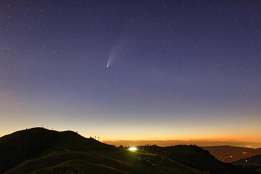 Comète Néowise au crépuscule