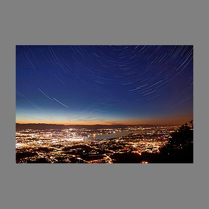 Filé d'étoiles sur Genève et le lac Léman - photo Nightscape