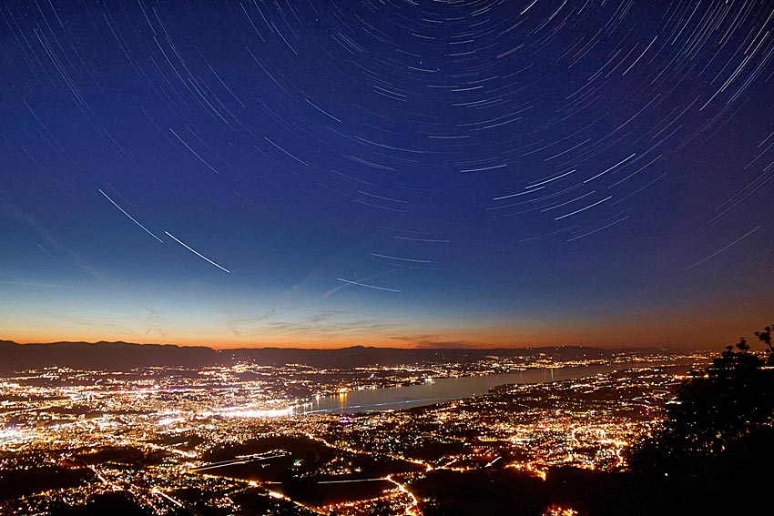 Filé d'étoiles sur Genève et le lac Léman - photo Nightscape